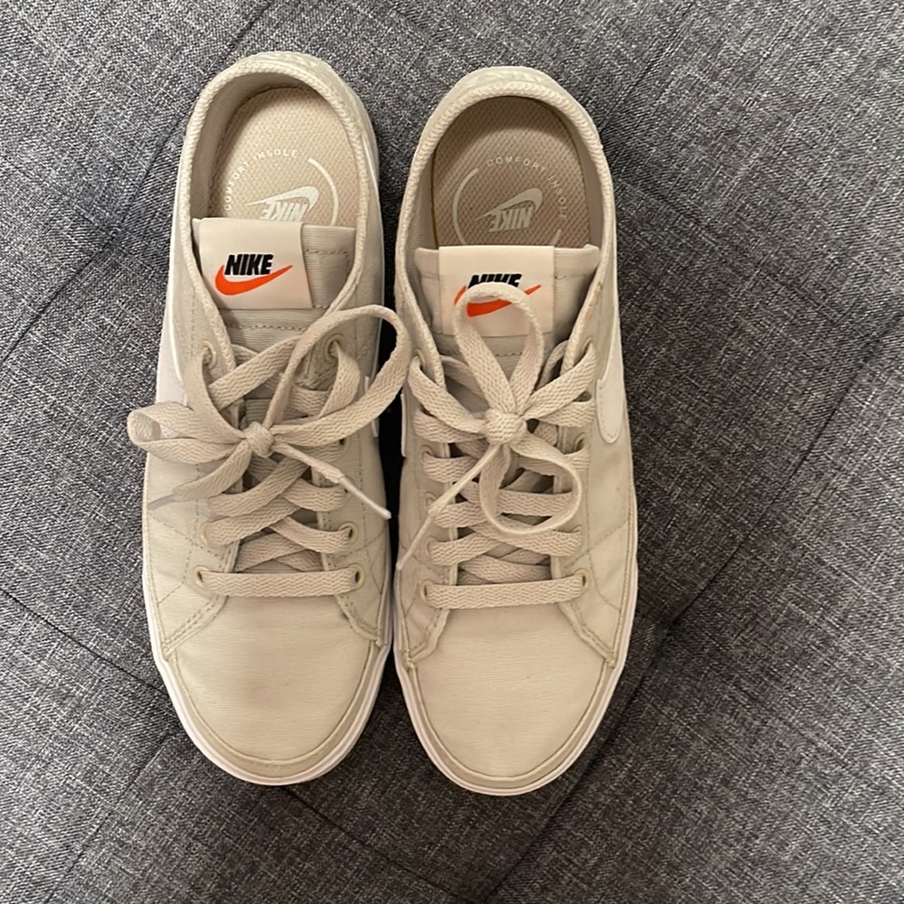 Nike size 7.5 sneaker comfort fit - Picture 2 of 3